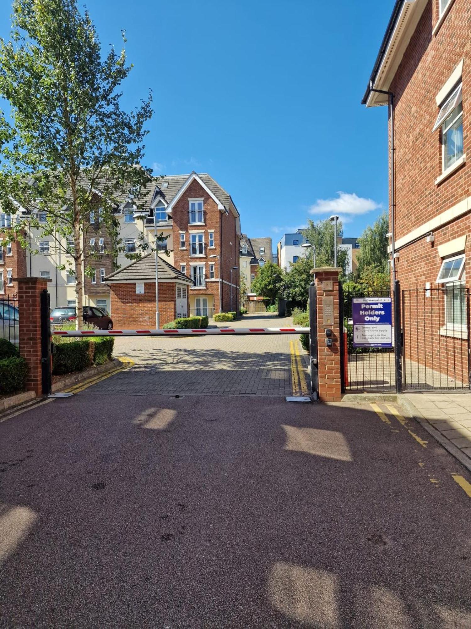 Large 2 Bedroom 2 Bathroom Apartment In Old Town Stevenage By White Orchid Property Relocation Exterior photo